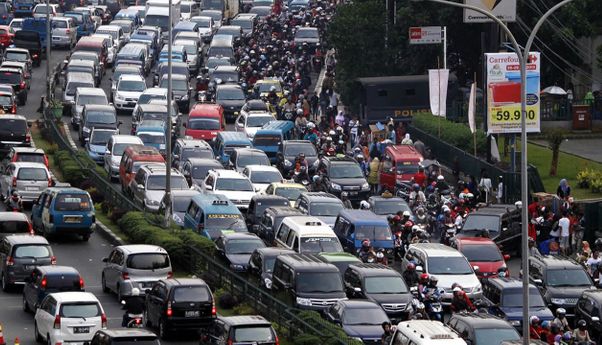 Tips Ampuh Cara Mengemudi Mobil Manual di Jalan Macet
