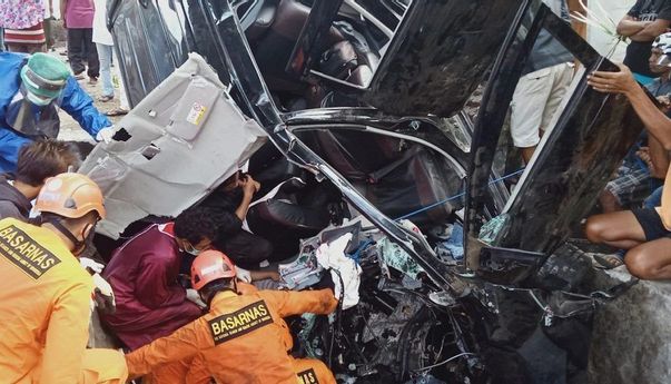 Kecelakaan di Jogja: Avanza Tabrak Pohon di Jalan Parangtritis, Bodi Ringsek, Sopir Terjepit