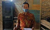 Menyusuri Jalan Berbatu Pegunungan, Suroto Datangi Rumah Muridnya untuk Mengajar