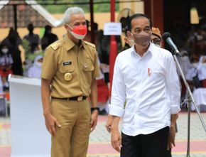 Jokowi Didampingi Ganjar Bagikan Sembako dan Kaos di Grobogan