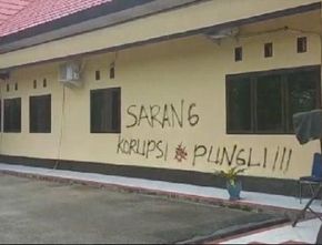 Kesal Disuruh Bayar Saat Urus SIM, Aipda Haerul Coret Dinding Polres Luwu