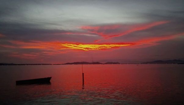 Menikmati Sunset dan Keindahan Laut dari Jembatan Kuning di Pasar Belakang, Kota Sibolga