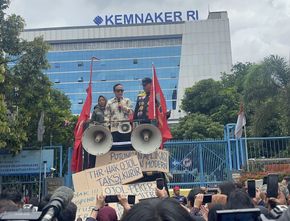 Pengemudi Ojol Demo di Kemenaker, Tuntut THR dan Jaminan Kecelakaan Gratis