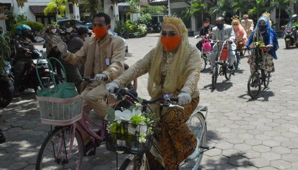 Sah Menikah, 4 Pasang Pengantin Ini Keliling Kotagede Bersepeda