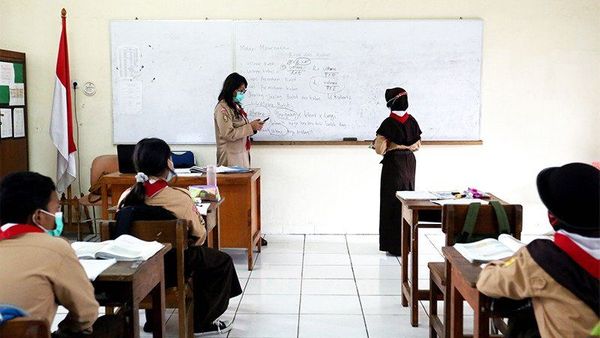 Berita Kriminal: Oknum Guru SD di Sulawesi Tengah Hukum Siswanya Makan Sampah
