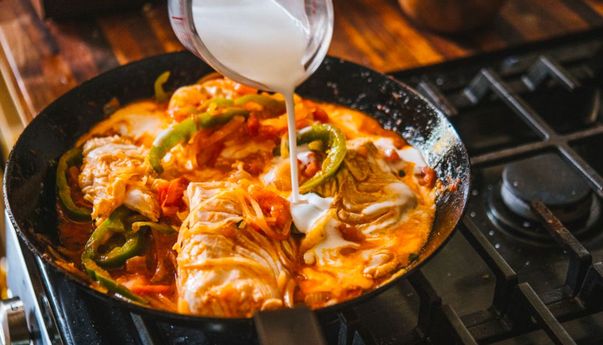 Hindari 4 Kesalahan Ini Saat Memasak Santan Agar Tak Pecah dan Cepat Basi