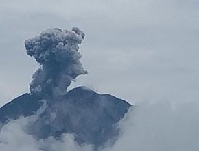 Gunung Semeru Erupsi Berulang Kali dengan Tinggi Letusan 1.200 Meter, Status Waspada