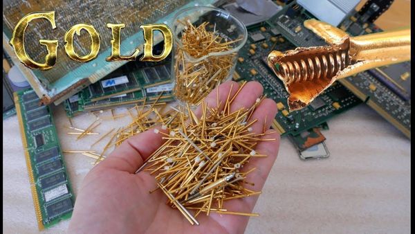 Mencoba Peruntungan dengan Menambang Emas di Sampah Elektronik