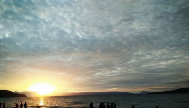 Mau Liburan di Pantai Tanpa Bikin Mata Perih? Datang Saja ke Pantai Bulbul di Lumban Bulbul, Toba Samosir