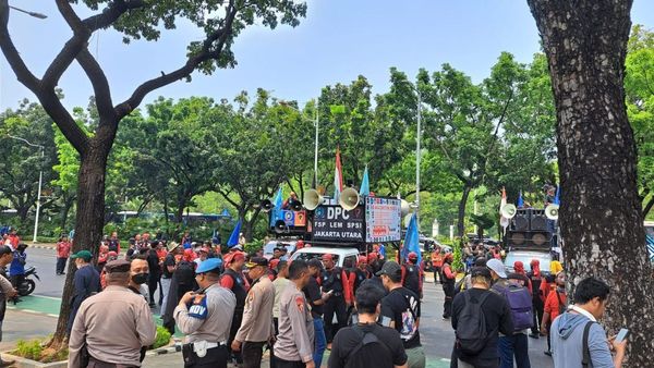 Buruh Berdemonstrasi di Balai Kota, Minta Heru Budi Naikkan UMP 2024 Jadi Rp5,6 Juta