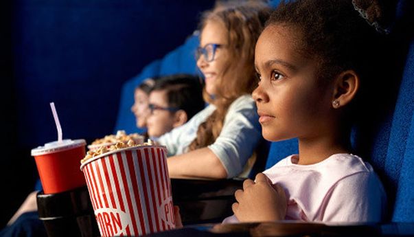 Pertama Kali Nonton Bioskop Bersama Si Kecil? Ikuti 5 Tips Ini