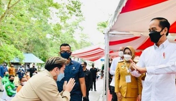 Masih Ingat Pemuda Kota Kendari yang Dikasih Jaket Jokowi? Jaketnya Dilelang Mulai Rp5 Juta untuk Panti Asuhan