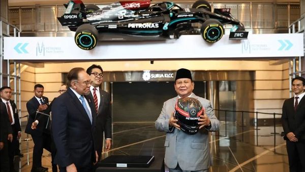 Momen Lucu Pertemuan Presiden Prabowo dan PM Malaysia Anwar Ibrahim, Dikasih Helm Minta Mobil F1