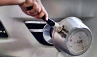 Apa Benar Bumper Mobil Penyok Bisa Kembali Seperti Semula Setelah Disiram Air Panas?