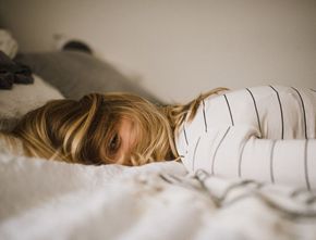 Alasan Tidur dalam Keadaan Marah pada Pasangan Sangat Merugikan Kamu