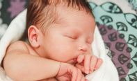 Penyebab dan Cara Mengatasi Kepala Bayi Berkeringat