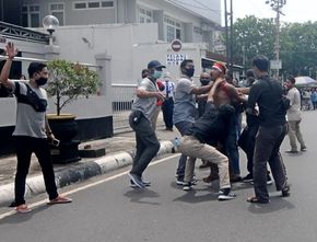 Luar Biasa! Di Tengah Demo UU Ciptaker, Pria Banjarmasin Ini Telanjang dan Ngamuk Bawa Sajam