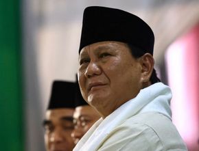 Viral! Prabowo Berikan Jam Tangan Hingga Baju yang Dipakainya ke Warga di Acara Cak Nun