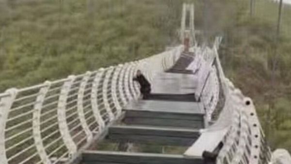 Pengunjung Terjebak di Antara Jembatan Kaca yang Pecah di China, Pemerintah Salahkan Angin Kencang