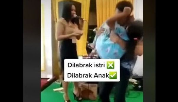 Viral! Bocah Perempuan Marah dan Memukul-mukul Pipi Bapaknya yang Asyik Berjoget dengan Biduan Dangdut