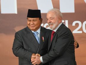 Perdana Hadiri KTT BRICS, Prabowo Disambut Langsung Presiden Brasil