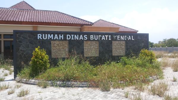 Berita Jateng: Rumah Dinas Bupati Kendal Disulap Jadi Bioskop Terbuka