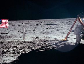 Apa Benar Neil Amstrong Mendengar Suara Adzan di Bulan?