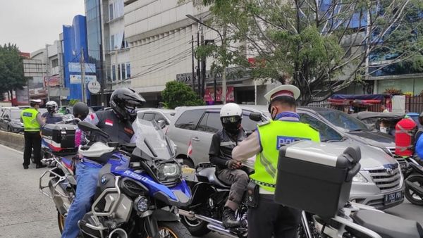<i>Prittt,</i> Moge Masuk Jalur TransJ Langsung Disetop Polisi, Warganet: Motornya Mahal Tapi...