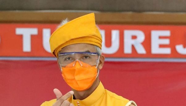 Ganjar Pranowo Tampil Modis Gunakan Modifikasi Baju Adat Riau di Vaksinasi Covid-19 Dosis Kedua