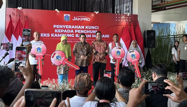 Warga Kampung Bayam Akhirnya Terima Kunci Rusun setelah Penantian Bertahun-tahun