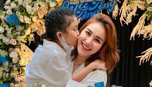 Tidak Terima Cucunya Dihina, Orang Tua Ayu Ting-ting Bawa Polisi Datangi Rumah Pelaku