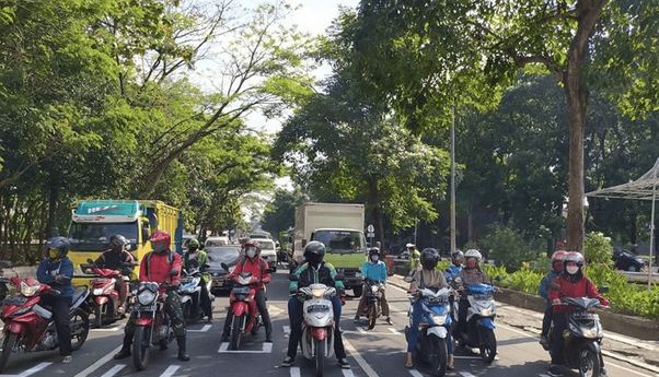 Berita Magelang: Marka Jaga Jarak ala MotoGP di Depan Artos Mall