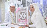 Nikahi Fangirl K-Pop EXO, Sang Mempelai Laki-laki Sumringah Foto Sambil Pegang Lighstick EXO