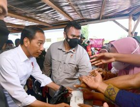 Kunjungi Pasar Sila NTB, Presiden Jokowi Bagikan BLT untuk Tambahan Modal Usaha