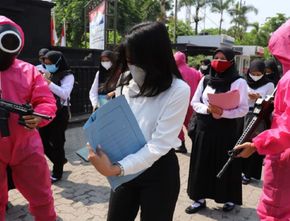 Pink Soldier di Squid Game Jadi Pengawas Tes CPNS di Jawa Timur, Netizen: “Nooraakkk!, ngabisin uang rakyat aja”