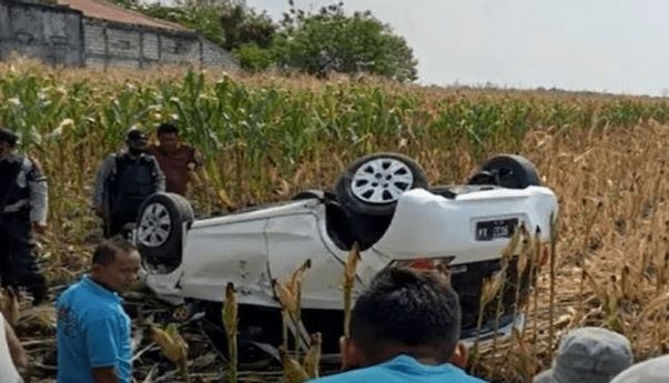 Detik-detik Mobil Perampok Terbalik Usai Dihujani Peluru Polisi di Grobogan