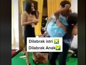 Viral! Bocah Perempuan Marah dan Memukul-mukul Pipi Bapaknya yang Asyik Berjoget dengan Biduan Dangdut