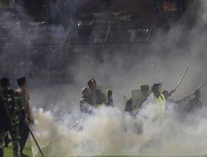 Menelisik Argumen Polisi Pakai Gas Air Mata, Akar Sebab Jatuhnya Ratusan Korban Tewas di Stadion Kanjuruhan?
