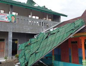 Akibat Hujan Lebat dan Angin Puting Beliung, 118 Bangunan di Cilacap Porak-poranda