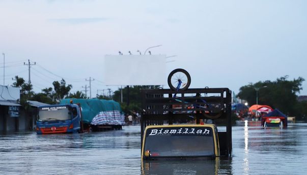 Menteri Basuki Kerahkan 22 Truk Pompa Air untuk Penanganan Banjir di Demak