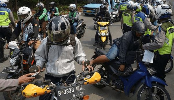 Laporan PSBB Bandung: Bukan Suami Istri Dilarang Boncengan