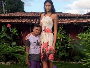Perempuan Jangkung Setinggi 2 Meter Ini Mulai Mencintai Diri Sendiri Setelah Nikahi Lelaki yang Lebih Pendek