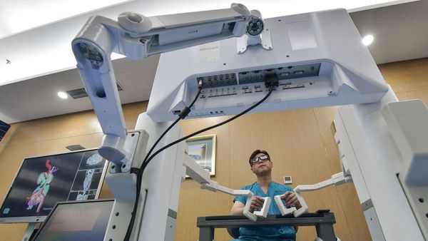 Dokter di China Berhasil Lakukan Operasi Kandung Kemih dari Jarak Jauh dengan Robot 5G