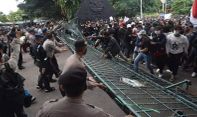 Berita Jateng: Demo UU Cipta Kerja di DPRD Jateng Panas, Ratusan Orang Dipulangkan, 4 Mahasiswa Masih Diperiksa