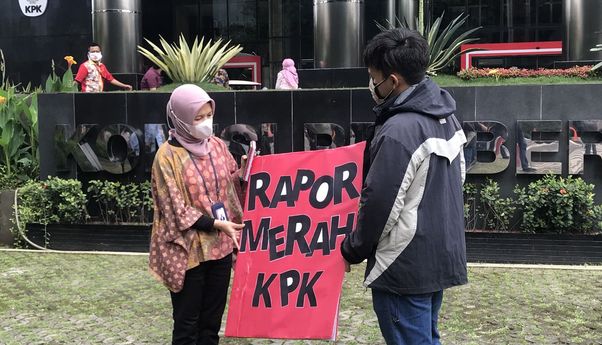 ICW Serahkan Rapor Merah Ke KPK, Pegiat Antikorupsi: KPK Hari Ini Bukan Berlakon Dalam Penegak Hukum Tapi Justru Terlihat Seperti Polisi