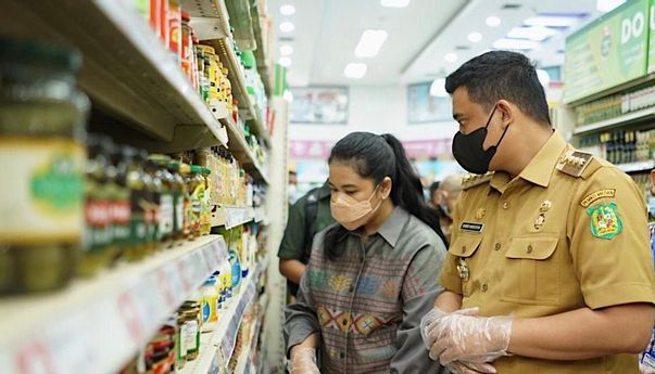 Bobby Nasution Ketemu Makanan Hampir Expired di Brastagi Supermarket, Warganet Terbelah: Pencitraan vs Kerja