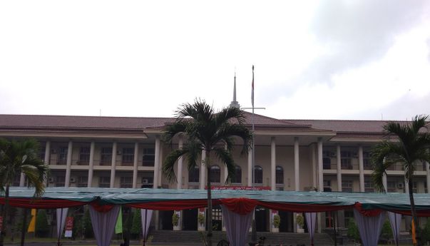 Ratusan Akademisi UGM Tolak Pemberian Gelar Profesor Akademik ke Pejabat Publik