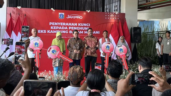 Warga Kampung Bayam Akhirnya Terima Kunci Rusun setelah Penantian Bertahun-tahun