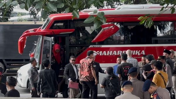 Hasto Pakai Bus Merah Putih Penuhi Panggilan KPK Hari Ini