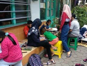 Berita Jogja: Manfaatkan Linmaas, Anak-anak di Bintaran Kidul Belajar Online di Gang Sempit